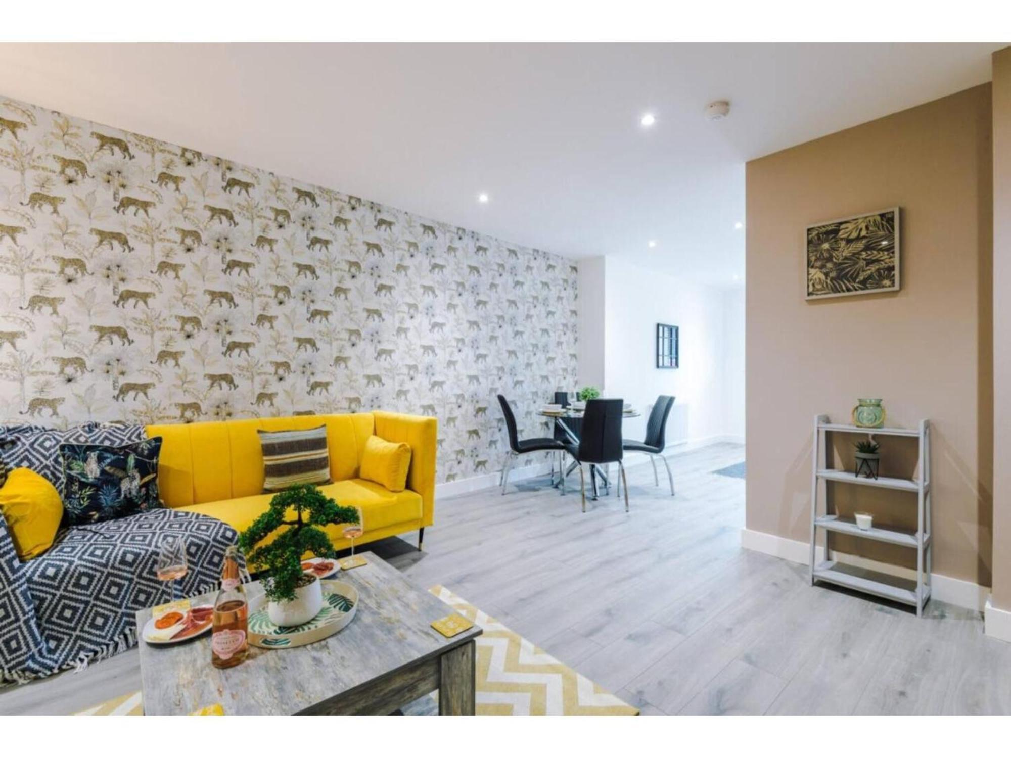 The Ecclesian Deluxe Apartments Near Trafford Centre Eccles Train Station Manchester Eksteriør billede